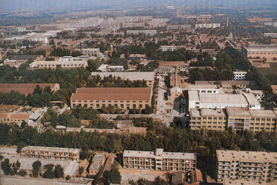 推土机总厂本部厂区。山东推土机总厂建立时,固定资产原值为2569万元,占地面积为517538平方米,建筑面积为170861平方米。