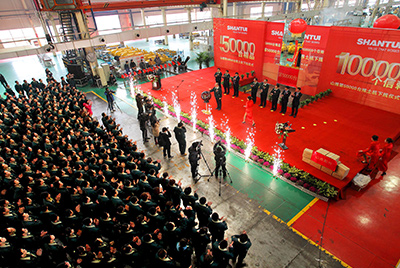 推土机事业部总装工厂隆重举行推土机第50000台下线庆典仪式。这一激动人心的历史时刻标志着50000台不仅仅是一个数量的积累,更是山推管理水平、生产规模、制造技术、研发能力、销售能力等综合能力的体现,标志着山推推土机产业整体实力进一步增强,是从量变到质变的飞跃。