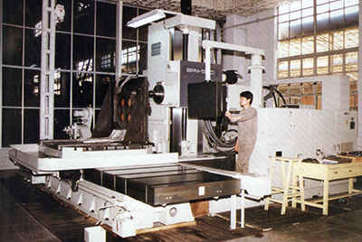 BPN-13B(R4)数控卧式加工中心。厂房扩建加大,设备填平补齐,增加精、大、稀设备,新上生产线,提高企业装备素质,使山推厂成为名副其实的大马力推土机生产厂。