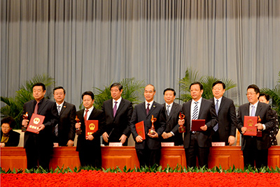 会上对获得“省长质量奖”的企业和个人进行了表彰,山推股份位居榜首,公司董事长张秀文从省长姜大明手中接过了代表山东质量管理最高荣誉的“金拇指”奖杯。