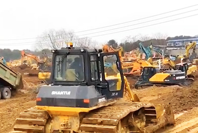 1月23日夜间,山推设备开足马力,与时间赛跑,全速开启“武汉版小汤山”医院的建设。